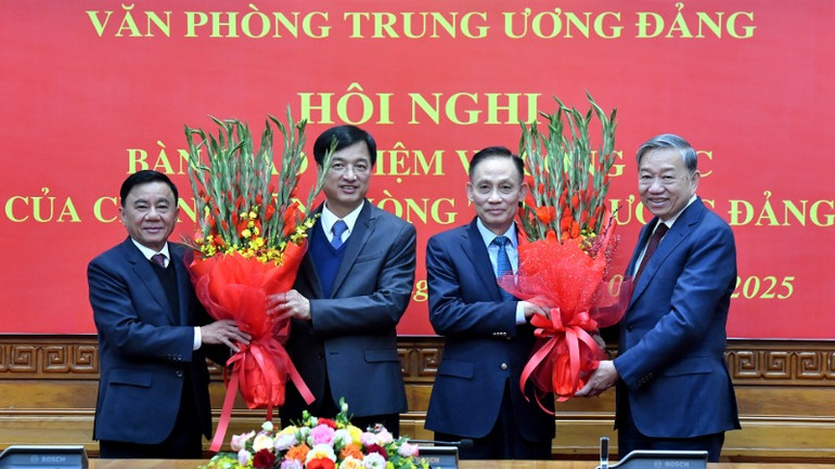 Tổng Bí thư Tô Lâm và Thường trực Ban Bí thư Trần Cẩm Tú tặng hoa chúc mừng đồng chí Nguyễn Duy Ngọc và đồng chí Lê Hoài Trung. (Ảnh: ĐĂNG KHOA)