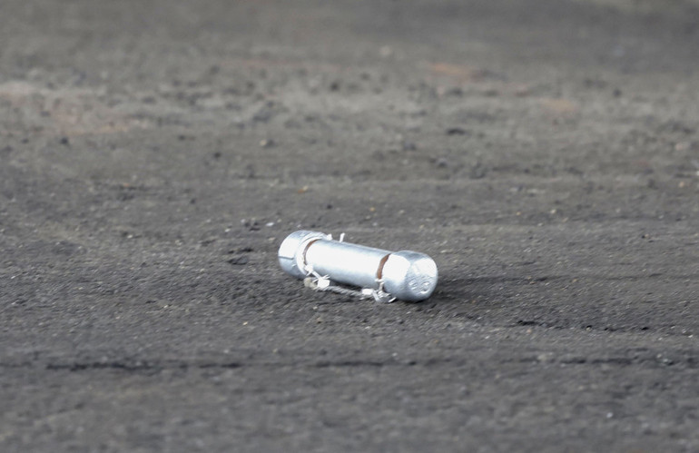 Vật thể hình trụ nghi chứa chất nổ nghi phạm bỏ lại tại hiện trường vụ nổ ở thành phố Wakayama, miền tây Nhật Bản, ngày 15/4/2023. (Ảnh: Kyodo)