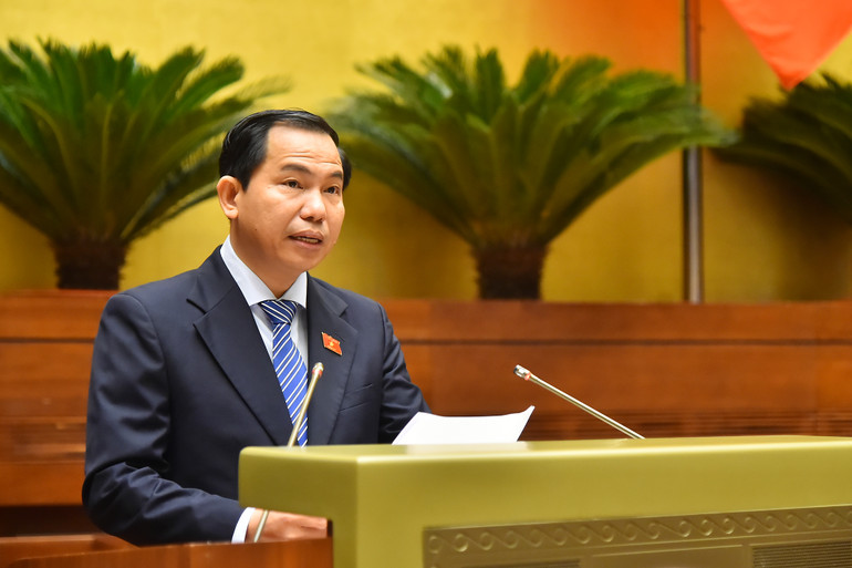 Chủ nhiệm Ủy ban Tài chính, Ngân sách của Quốc hội Lê Quang Mạnh trình bày Báo cáo thẩm tra dự thảo Nghị quyết về việc áp dụng thuế thu nhập doanh nghiệp bổ sung theo quy định chống xói mòn cơ sở thuế toàn cầu. (Ảnh: THỦY NGUYÊN) Chủ nhiệm Ủy ban Tài chính, Ngân sách của Quốc hội Lê Quang Mạnh trình bày Báo cáo thẩm tra dự thảo Nghị quyết về việc áp dụng thuế thu nhập doanh nghiệp bổ sung theo quy định chống xói mòn cơ sở thuế toàn cầu. (Ảnh: THỦY NGUYÊN)