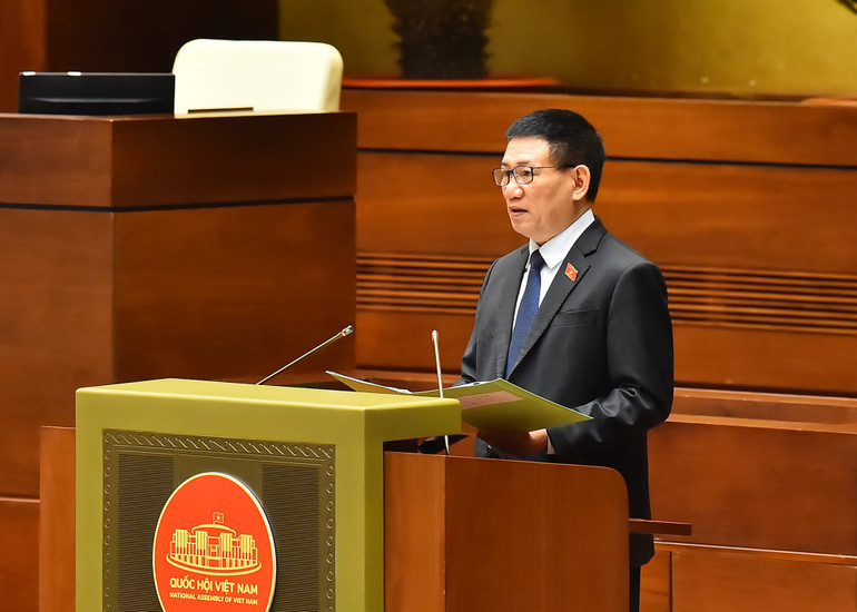 Bộ trưởng Tài chính Hồ Đức Phớc, thừa ủy quyền của Thủ tướng Chính phủ, trình bày Tờ trình dự thảo Nghị quyết về việc áp dụng thuế thu nhập doanh nghiệp bổ sung theo quy định chống xói mòn cơ sở thuế toàn cầu. (Ảnh: THỦY NGUYÊN) Bộ trưởng Tài chính Hồ Đức Phớc, thừa ủy quyền của Thủ tướng Chính phủ, trình bày Tờ trình dự thảo Nghị quyết về việc áp dụng thuế thu nhập doanh nghiệp bổ sung theo quy định chống xói mòn cơ sở thuế toàn cầu. (Ảnh: THỦY NGUYÊN)