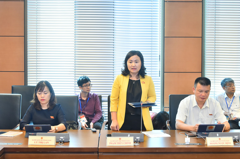 Đại biểu Phạm Thúy Chinh (Hà Giang) phát biểu thảo luận. (Ảnh: THỦY NGUYÊN)