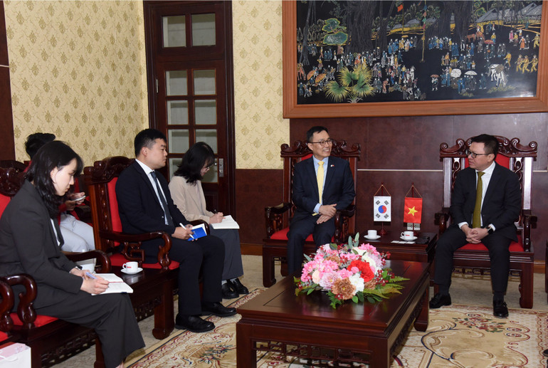 Đại sứ Hàn Quốc Choi Young Sam phát biểu tại buổi làm việc. (Ảnh: TRẦN HẢI)