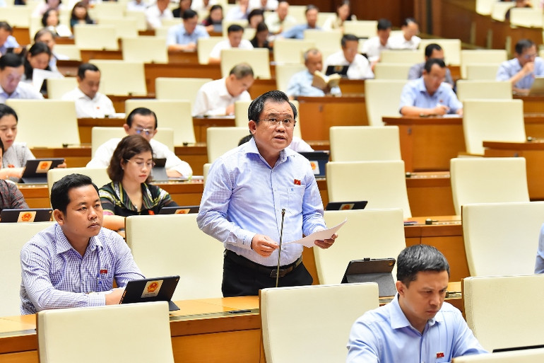 Đại biểu Nguyễn Tâm Hùng (Đoàn đại biểu Quốc hội tỉnh Bà Rịa-Vũng Tàu) phát biểu. (Ảnh: THỦY NGUYÊN)