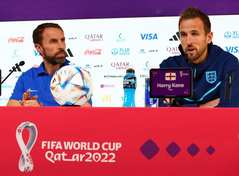 Tiền đạo Harry Kane và huấn luyện viên trưởng Gareth Southgate tại họp báo trước trận đấu vòng 1/8 World Cup 2022 với Senegal. (Ảnh: Reuters)