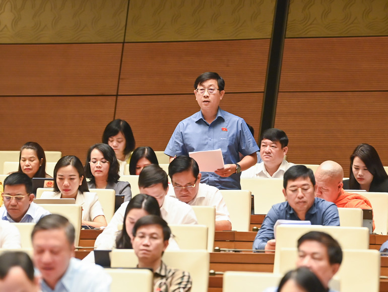 Đại biểu Nguyễn Hữu Thông (Bình Thuận) phát biểu. (Ảnh: DUY LINH)