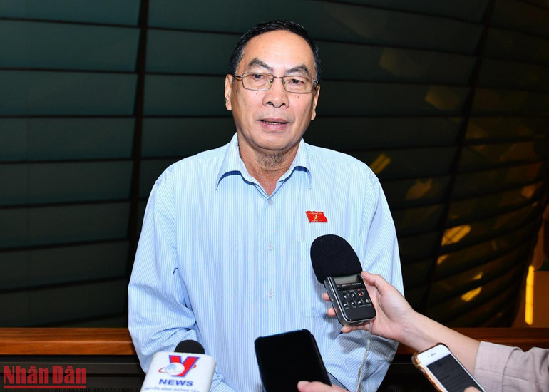 Đại biểu Phạm Văn Hòa (Đồng Tháp) trao đổi bên hành lang Quốc hội. Ảnh: THỦY NGUYÊN