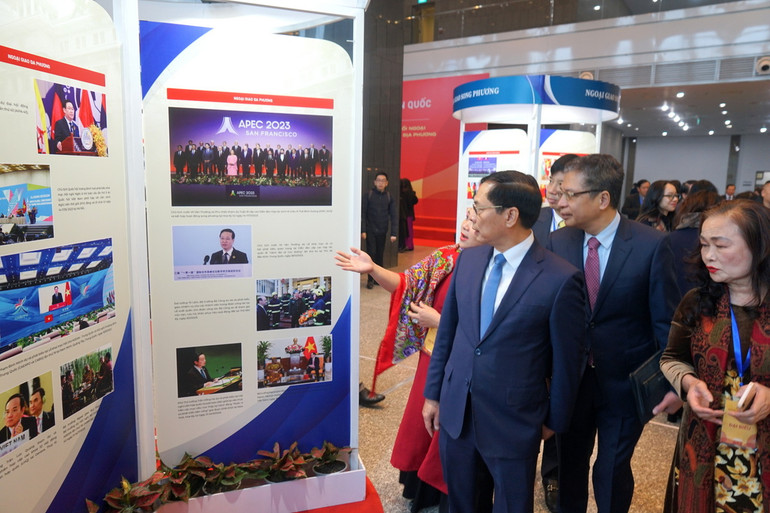 Bộ trưởng Ngoại giao Bùi Thanh Sơn cùng các đại biểu tham quan triển lãm giới thiệu về thành tựu công tác đối ngoại và đối ngoại địa phương bên lề hội nghị. (Ảnh: TRUNG HƯNG)