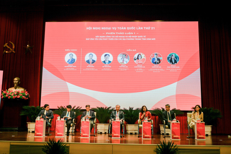 Các đại biểu tham dự phiên thảo luận với chủ đề “Đẩy mạnh công tác đối ngoại và hội nhập quốc tế, đáp ứng yêu cầu phát triển của các địa phương” tại Hội nghị Ngoại vụ toàn quốc lần thứ 21. (Ảnh: TRUNG HƯNG)