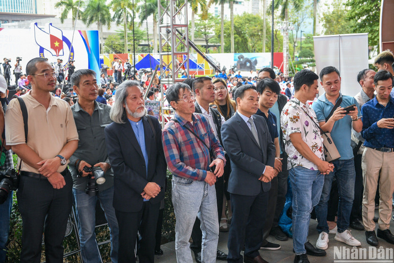 Đại diện Ban Tổ chức cùng các tác giả đoạt giải và công chúng yêu nhiếp ảnh tham dự lễ trao giải. (Ảnh: THÀNH ĐẠT)