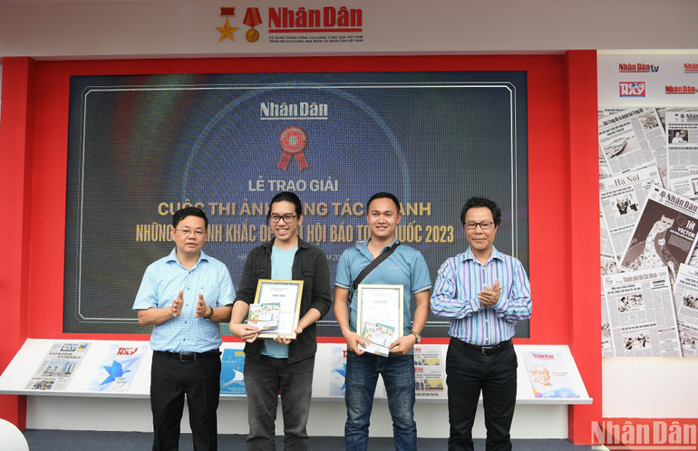 Đại diện Ban Tổ chức trao giải Nhì cho các tác giả đạt giải. (Ảnh: THÀNH ĐẠT)