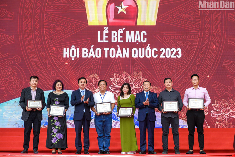 Trao giải A hạng mục Bìa báo Tết ấn tượng tại Hội Báo toàn quốc 2023. (Ảnh: THÀNH ĐẠT)
