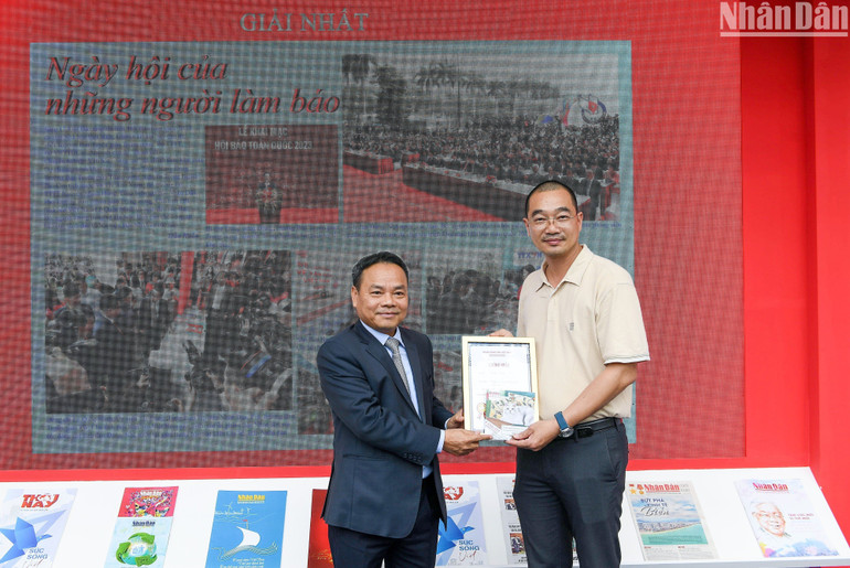 Đồng chí Đinh Như Hoan, Phó Tổng Biên tập Báo Nhân Dân, Chủ tịch Liên Chi hội nhà báo Báo Nhân Dân trao giải Nhất cho tác giả Trần Huấn. (Ảnh: THÀNH ĐẠT)
