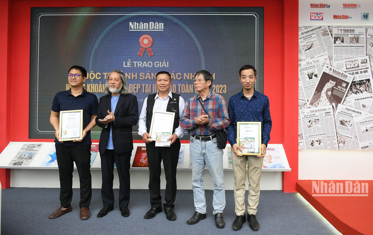 Trao giải Ba cho các tác giả đạt giải. (Ảnh: THÀNH ĐẠT)
