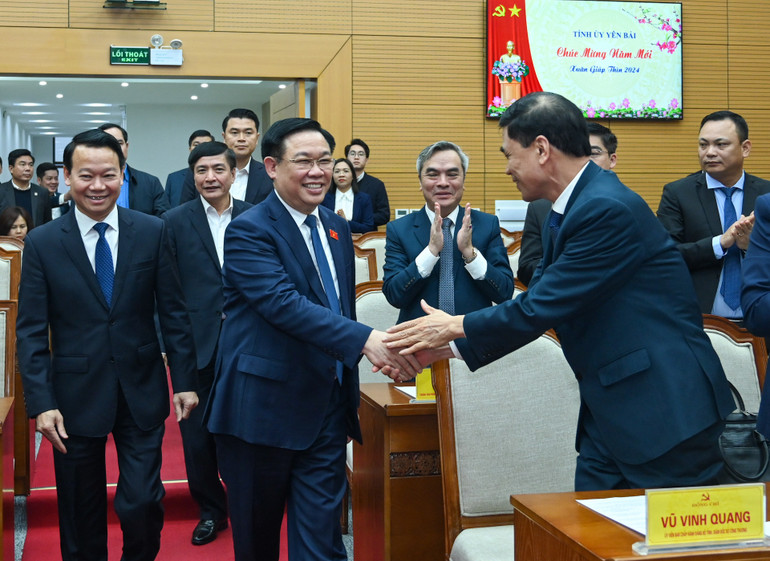 Chủ tịch Quốc hội Vương Đình Huệ với các đồng chí lãnh đạo chủ chốt tỉnh Yên Bái. (Ảnh: DUY LINH)