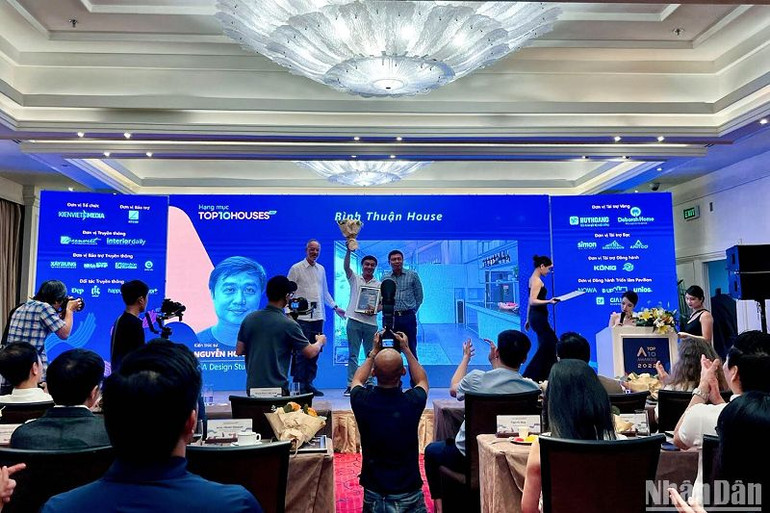 Trao giải thưởng cho các tác giả và nhóm tác giả. Trao giải thưởng cho các tác giả và nhóm tác giả.