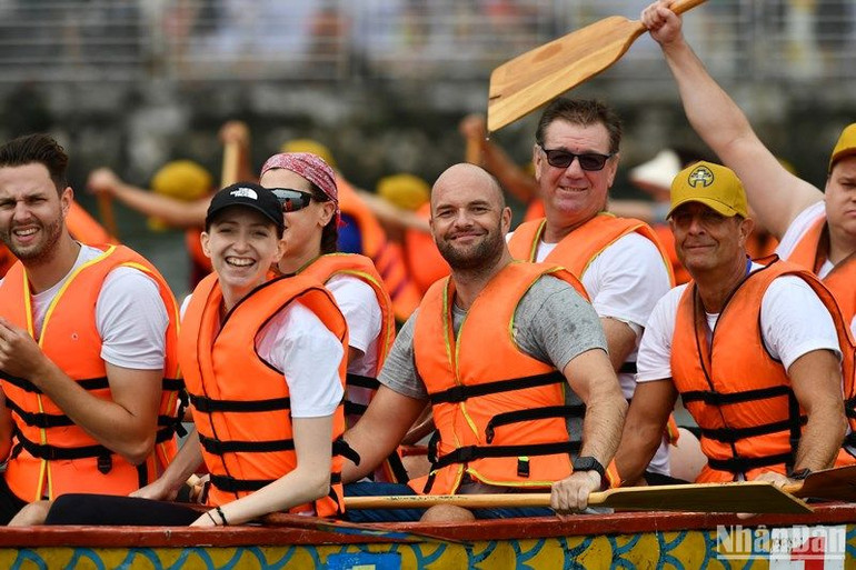 Giải Bơi chải thuyền rồng Hà Nội mở rộng năm 2023 nhiều đội thuyền thuộc các Đại sứ quán, tổ chức quốc tế tại Việt Nam. Giải Bơi chải thuyền rồng Hà Nội mở rộng năm 2023 nhiều đội thuyền thuộc các Đại sứ quán, tổ chức quốc tế tại Việt Nam.