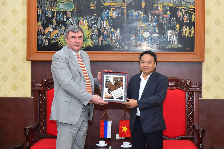 Phó Tổng Biên tập Báo Nhân Dân Đinh Như Hoan tiếp Phó Chủ nhiệm Ủy ban Đối ngoại thành phố Saint Petersburg, Kalganov Vyacheslav Gennadievich. (Ảnh: THỦY NGUYÊN)