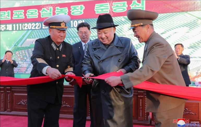 Nhà lãnh đạo Triều Tiên Kim Jong Un cắt băng khánh thành nông trại Ryonpho. Ảnh: KCNA