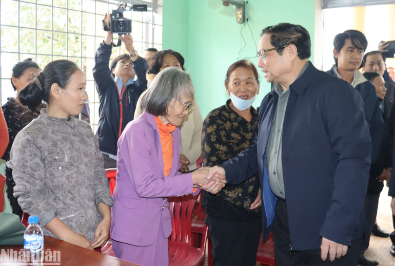 Thủ tướng Phạm Minh Chính thăm hỏi, tặng quà cho các hộ gia đình ở xã Đức Hòa (huyện Mộ Đức) đã di dời nhường đất cho dự án cao tốc bắc-nam.