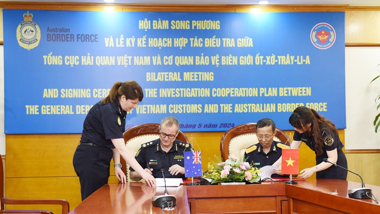 Cao ủy Cơ quan Bảo vệ biên giới Australia Michael Outram và Tổng cục trưởng Tổng cục Hải quan Việt Nam Nguyễn Văn Cẩn ký kế hoạch hợp tác điều tra sau hội đàm giữa hai bên, Hà Nội, ngày 7/5/2024. (Ảnh: TRUNG HƯNG)