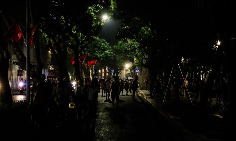 Phố đi bộ Hồ Gươm thực hiện tiết kiệm điện trước tình trạng thiếu điện hè năm nay. (Ảnh: NHẬT QUANG)