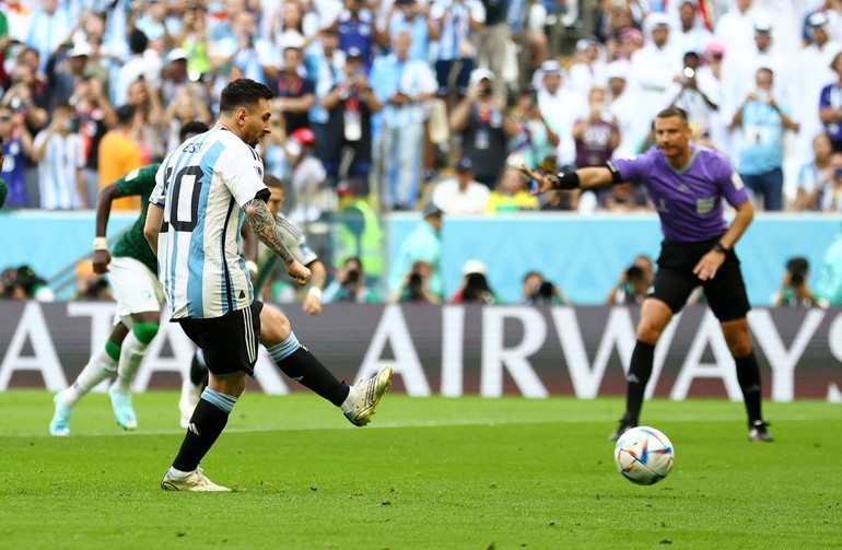 Messi ghi bàn thắng đầu tiên cho Argentina ở kỳ World Cup này song chừng đó là chưa đủ để giúp đại diện Nam Mỹ thoát thua trong ngày ra quân. (Ảnh: Reuters)