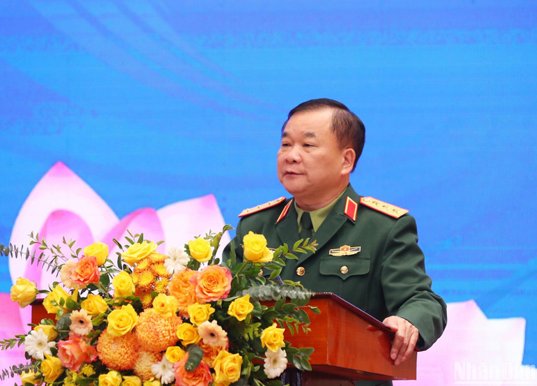 Thượng tướng Hoàng Xuân Chiến, Thứ trưởng Quốc phòng, phát biểu tại hội nghị. Thượng tướng Hoàng Xuân Chiến, Thứ trưởng Quốc phòng, phát biểu tại hội nghị.