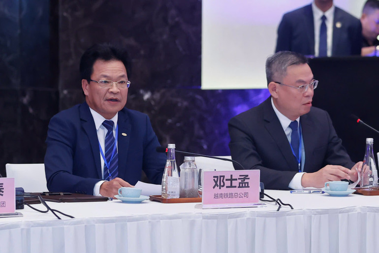 Chủ tịch Hội đồng thành viên Tổng công ty Đường sắt Việt Nam Đặng Sỹ Mạnh phát biểu tại tọa đàm. (Ảnh: TRẦN HẢI)