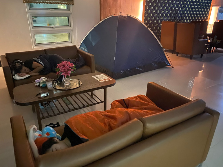 Do lo ngại có thể xảy ra các dư chấn sau động đất, nhiều người dân Thái Lan ở trên các cao ốc chọn cách ngủ qua đêm tại các địa điểm công cộng.