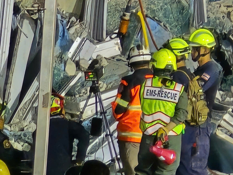 Cận cảnh lực lượng cứu hộ dùng các phương tiện hiện đại đang tìm người mắc kẹt trong đống đổ nát do phóng viên Báo Nhân Dân chụp lúc 4 giờ 20 phút ngày 29/3.