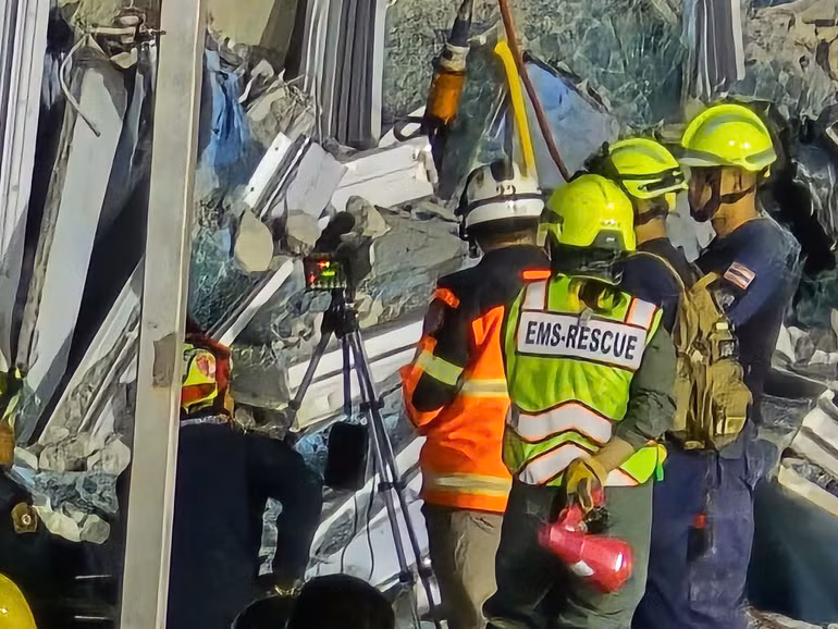 Cận cảnh lực lượng cứu hộ dùng các phương tiện hiện đại đang tìm người mắc kẹt trong đống đổ nát do phóng viên Báo Nhân Dân chụp lúc 4 giờ 20 phút ngày 29/3.