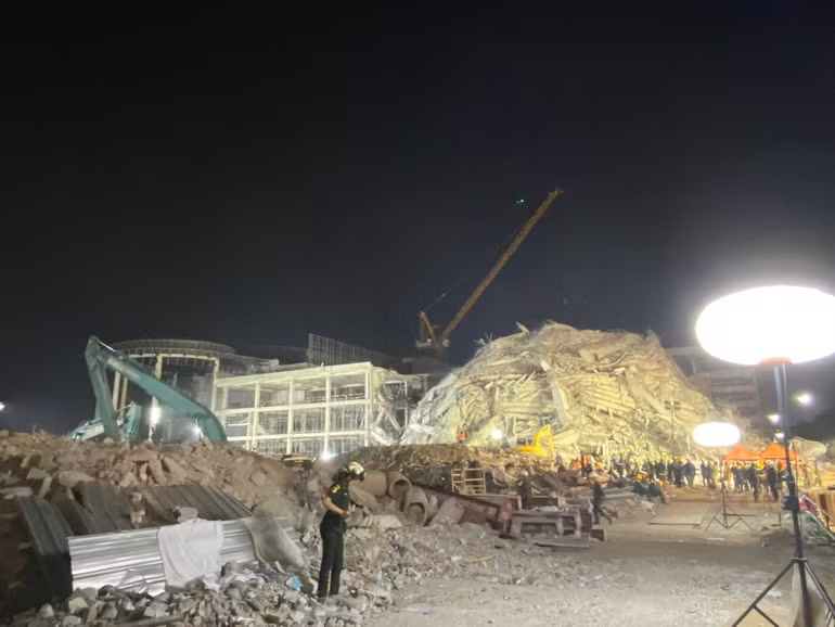 Quân đội, chó nghiệp vụ, drone (màu xanh trên đầu cần cẩu) được huy động cho công tác cứu hộ, cứu nạn.