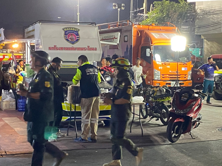 Các lực lượng cứu hộ, cứu nạn có mặt tại hiện trường rạng sáng 29/3.