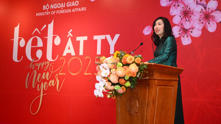 Thứ trưởng Ngoại giao Lê Thị Thu Hằng phát biểu.