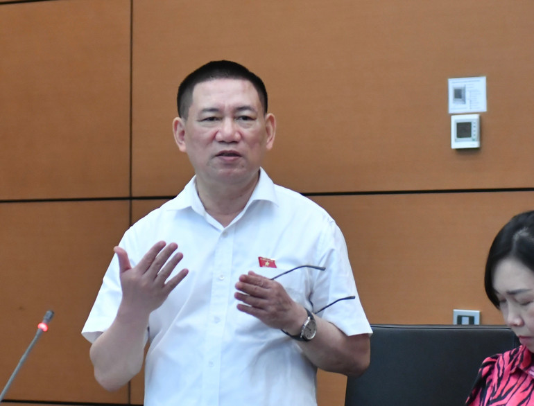 Bộ trưởng Tài chính Hồ Đức Phớc phát biểu tại phiên thảo luận Tổ 8. (Ảnh: ĐĂNG KHOA)