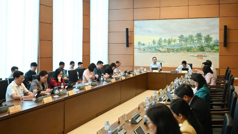 Quang cảnh phiên thảo luận Tổ 13. (Ảnh: DUY LINH)