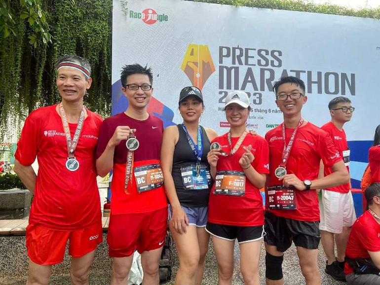 Các phóng viên Báo Nhân Dân tham gia giải chạy Press Marathon 2023.