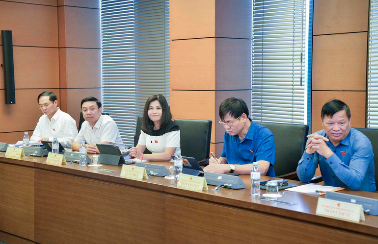 Các đại biểu Quốc hội tại phiên thảo luận Tổ 5. (Ảnh: THỦY NGUYÊN)