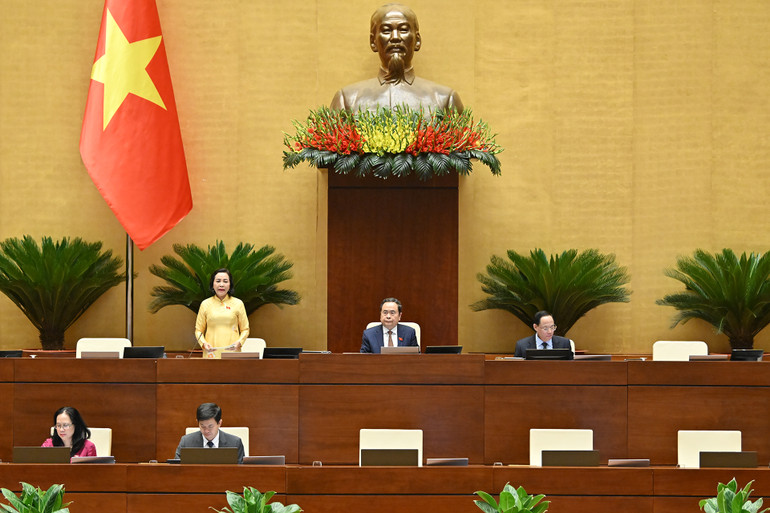 Phó Chủ tịch Quốc hội Nguyễn Thị Thanh điều hành phiên họp. (Ảnh: THỦY NGUYÊN)