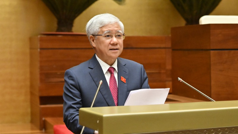 Chủ tịch Ủy ban Trung ương Mặt trận Tổ quốc Việt Nam Đỗ Văn Chiến trình bày tờ trình. (Ảnh: THỦY NGUYÊN)