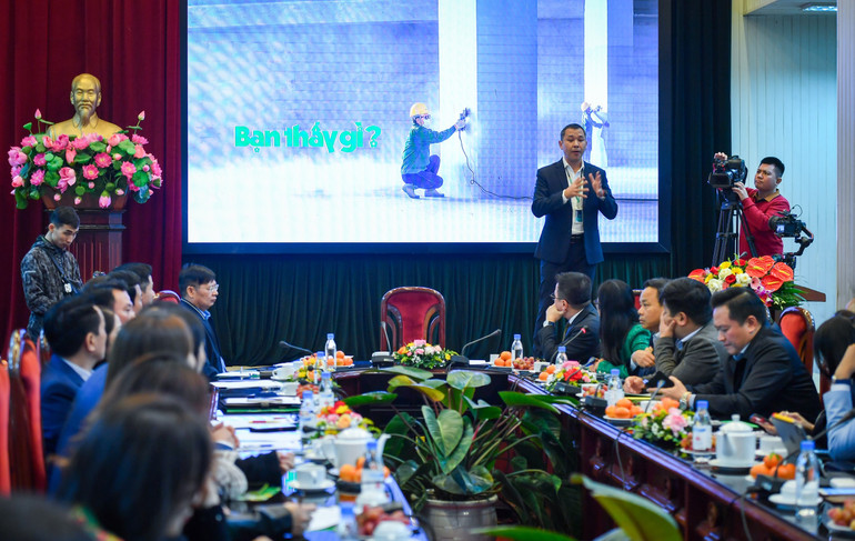 Ông Bolat Duisenov, Chủ tịch Hội đồng quản trị Coteccons phát biểu. (Ảnh: THÀNH ĐẠT)