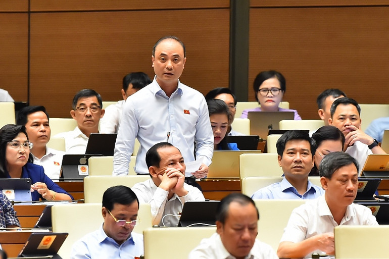 Đại biểu Nguyễn Phương Tuấn - Đoàn đại biểu Quốc hội tỉnh Kiên Giang phát biểu tranh luận. (Ảnh: THỦY NGUYÊN)