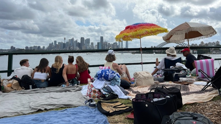 Năm nay, ca sĩ nổi tiếng Robbie Williams đã biểu diễn tại nhà hát Opera, mang đến không khí sôi động trước thềm giao thừa. Người dân mang theo đồ ăn dã ngoại từ sớm để chiếm vị trí đẹp hoặc chọn ngắm nhìn pháo hoa từ du thuyền. (Ảnh: Reuters)