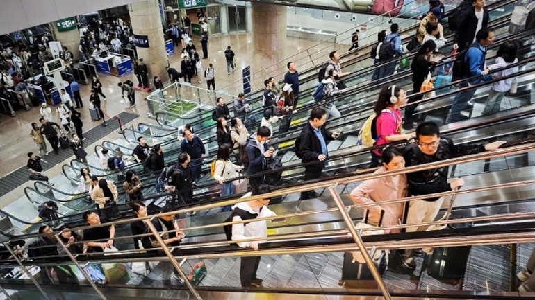 Người dân chen chân tại ga Tây Bắc Kinh - một trong những điểm trung chuyển đông đúc nhất cả nước trong dịp lễ. Theo Công ty Đường sắt quốc gia Trung Quốc, các tuyến “nóng” nhất trong kỳ nghỉ bao gồm Bắc Kinh-Thượng Hải, Tây An-Thành Đô, Bắc Kinh-Hohhot, Nam Ninh-Quảng Châu, Bắc Kinh-Thẩm Dương, và Thâm Quyến-Hồng Kông (Trung Quốc). Người dân chen chân tại ga Tây Bắc Kinh - một trong những điểm trung chuyển đông đúc nhất cả nước trong dịp lễ. Theo Công ty Đường sắt quốc gia Trung Quốc, các tuyến “nóng” nhất trong kỳ nghỉ bao gồm Bắc Kinh-Thượng Hải, Tây An-Thành Đô, Bắc Kinh-Hohhot, Nam Ninh-Quảng Châu, Bắc Kinh-Thẩm Dương, và Thâm Quyến-Hồng Kông (Trung Quốc).