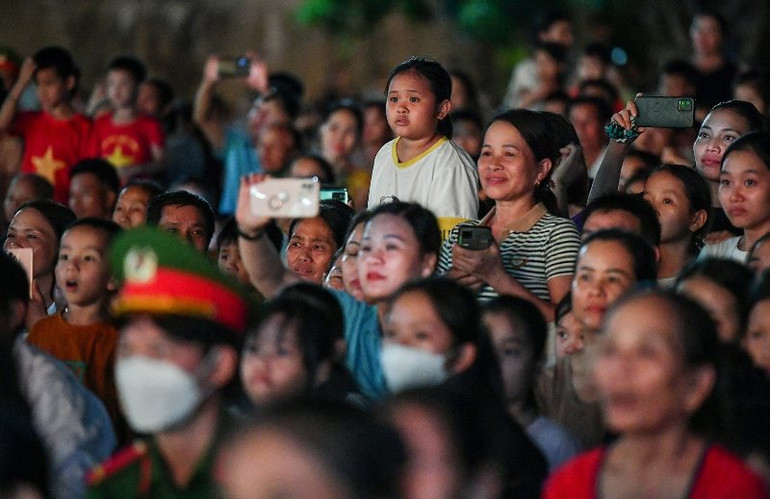 Đông đảo bà con nhân dân tỉnh Hà Tĩnh thưởng thức Chương trình nghệ thuật "Cõi thiêng Đồng Lộc - Nối mạch ngàn năm". (Ảnh: THÀNH ĐẠT)