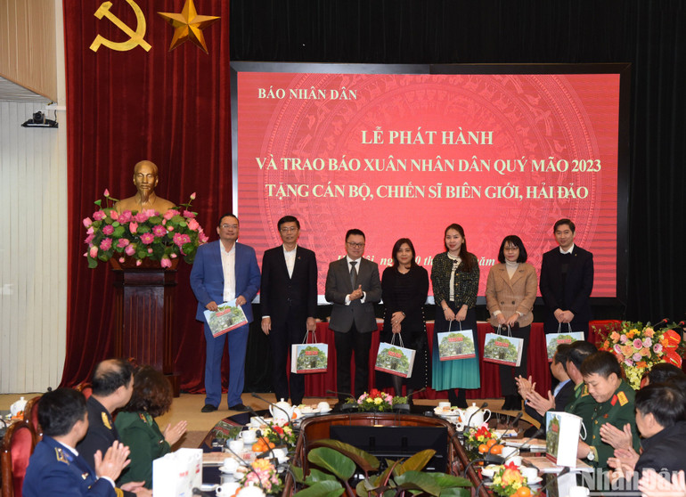 Tổng Biên tập Báo Nhân Dân Lê Quốc Minh trao quà tri ân tặng đại diện các đơn vị đồng hành và nhà tài trợ. (Ảnh: TRẦN HẢI)