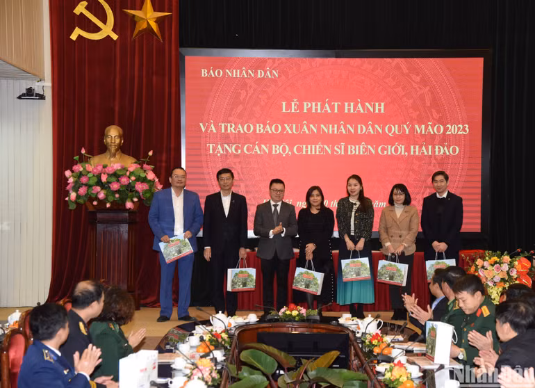 Tổng Biên tập Báo Nhân Dân Lê Quốc Minh trao quà tri ân tặng đại diện các đơn vị đồng hành và nhà tài trợ. (Ảnh: TRẦN HẢI) Tổng Biên tập Báo Nhân Dân Lê Quốc Minh trao quà tri ân tặng đại diện các đơn vị đồng hành và nhà tài trợ. (Ảnh: TRẦN HẢI)