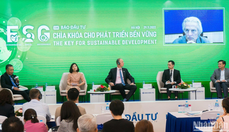 Các chuyên gia, diễn giả tham gia thảo luận trực tiếp và trực tuyến tại sự kiện. (Ảnh: TRUNG HƯNG) Các chuyên gia, diễn giả tham gia thảo luận trực tiếp và trực tuyến tại sự kiện. (Ảnh: TRUNG HƯNG)