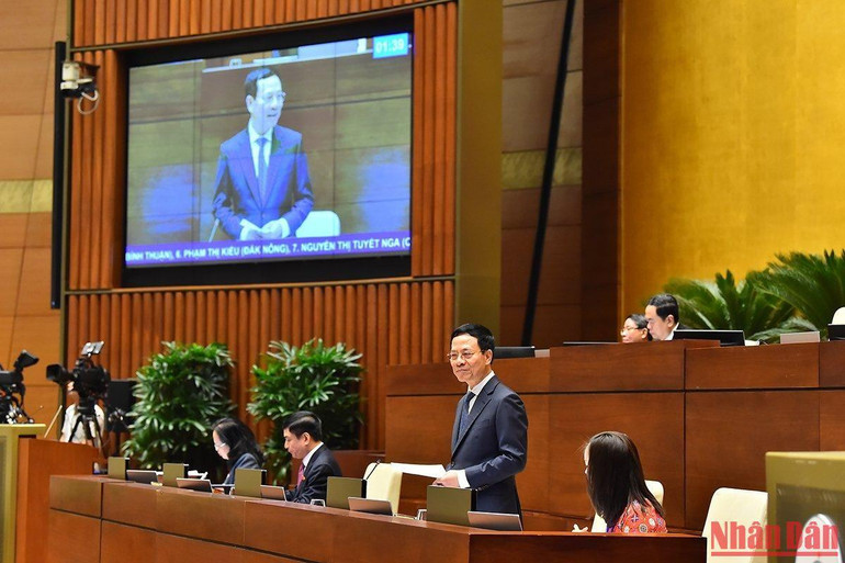 Bộ trưởng Thông tin và Truyền thông Nguyễn Mạnh Hùng trả lời chất vấn. (Ảnh: THỦY NGUYÊN)