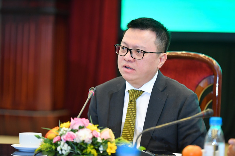 Tổng Biên tập Báo Nhân Dân Lê Quốc Minh trả lời câu hỏi của báo chí tại buổi lễ. (Ảnh: THÀNH ĐẠT)